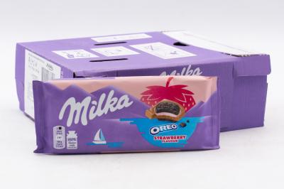 Шоколад молочный Milka с печеньем Oreo со вкусом клубники 92 гр